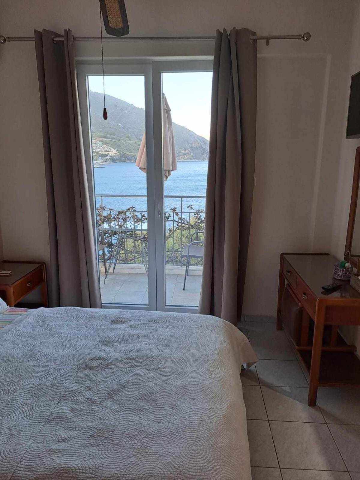 Ballas Apartments Agia Efimia ภายนอก รูปภาพ